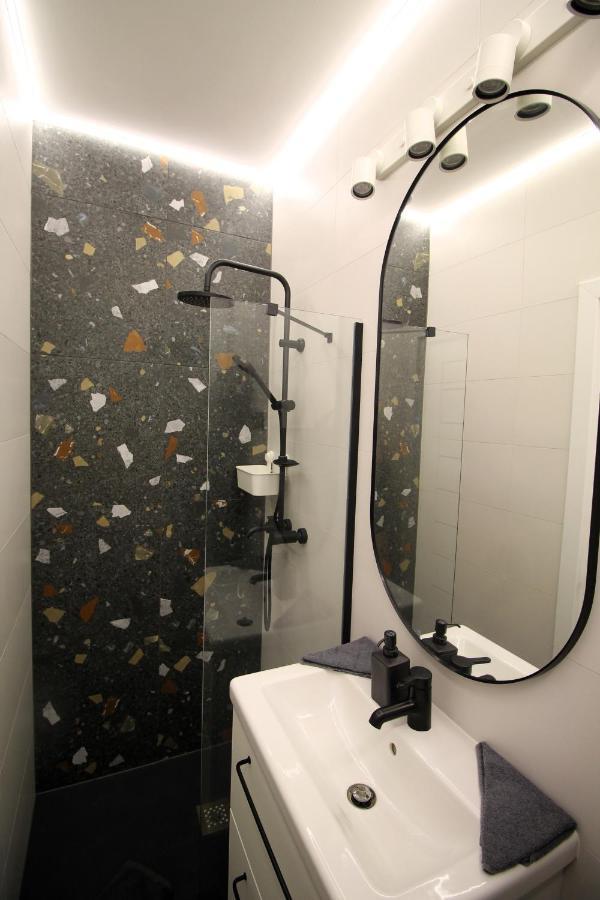 Modern Studio A Belvaros Koezepen Parkoloval- Kata Studioapartman Дьёр Экстерьер фото