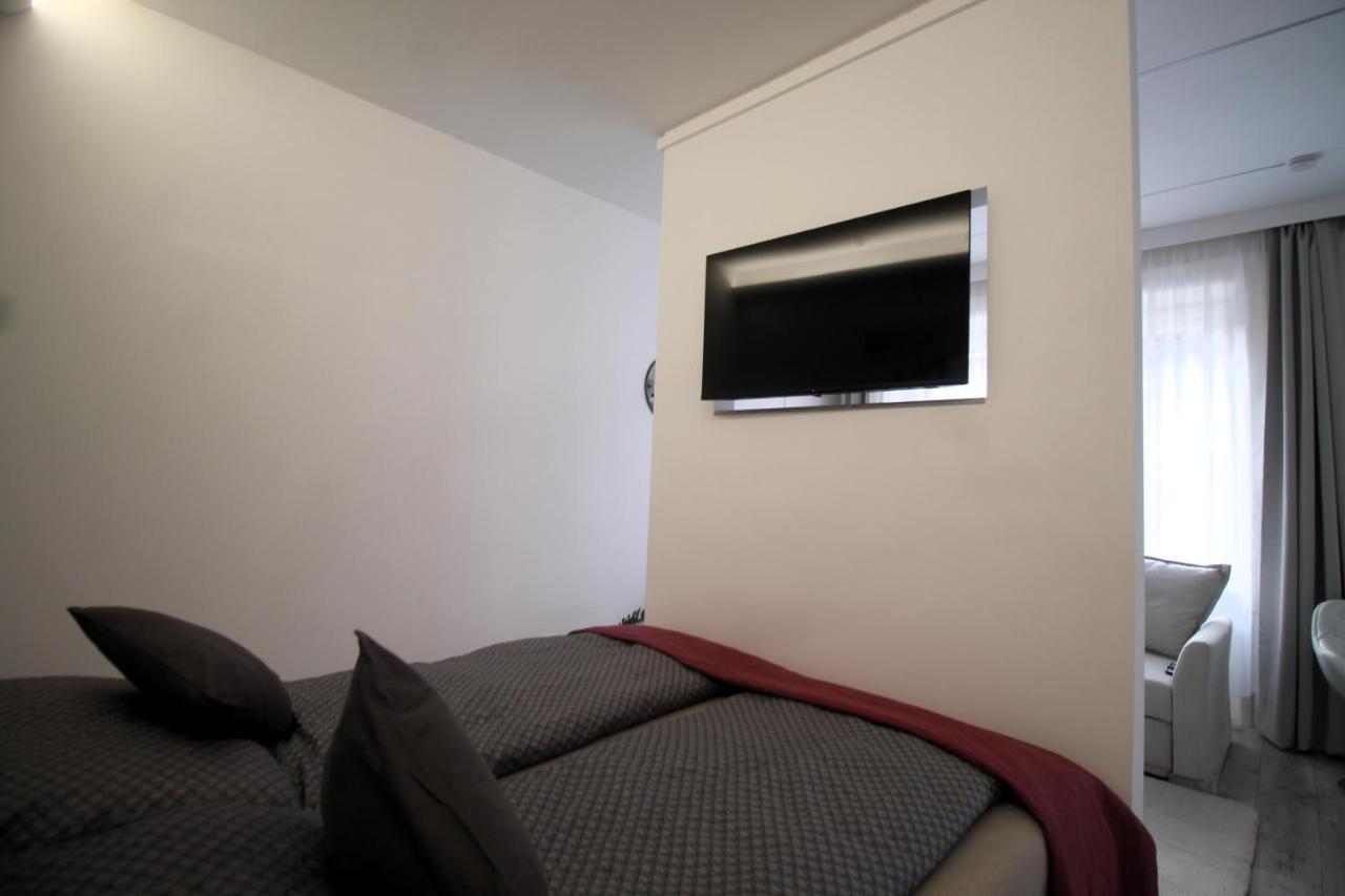 Modern Studio A Belvaros Koezepen Parkoloval- Kata Studioapartman Дьёр Экстерьер фото