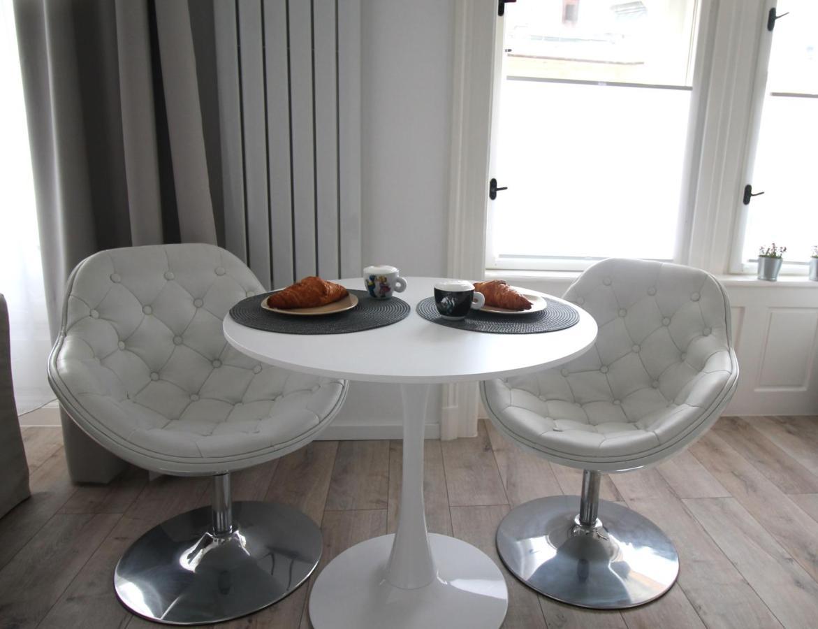 Modern Studio A Belvaros Koezepen Parkoloval- Kata Studioapartman Дьёр Экстерьер фото