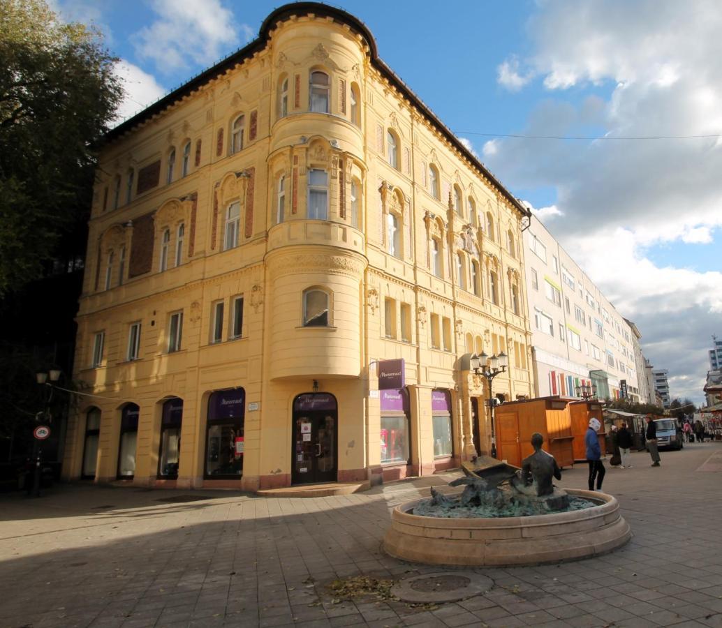 Modern Studio A Belvaros Koezepen Parkoloval- Kata Studioapartman Дьёр Экстерьер фото