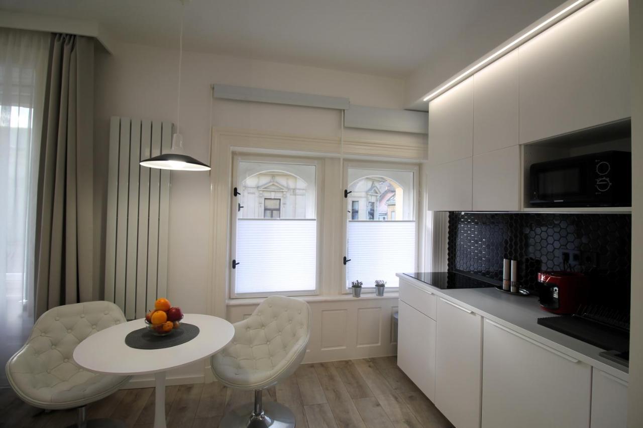 Modern Studio A Belvaros Koezepen Parkoloval- Kata Studioapartman Дьёр Экстерьер фото