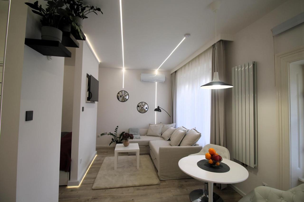 Modern Studio A Belvaros Koezepen Parkoloval- Kata Studioapartman Дьёр Экстерьер фото