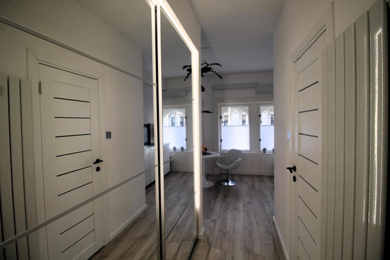 Modern Studio A Belvaros Koezepen Parkoloval- Kata Studioapartman Дьёр Экстерьер фото