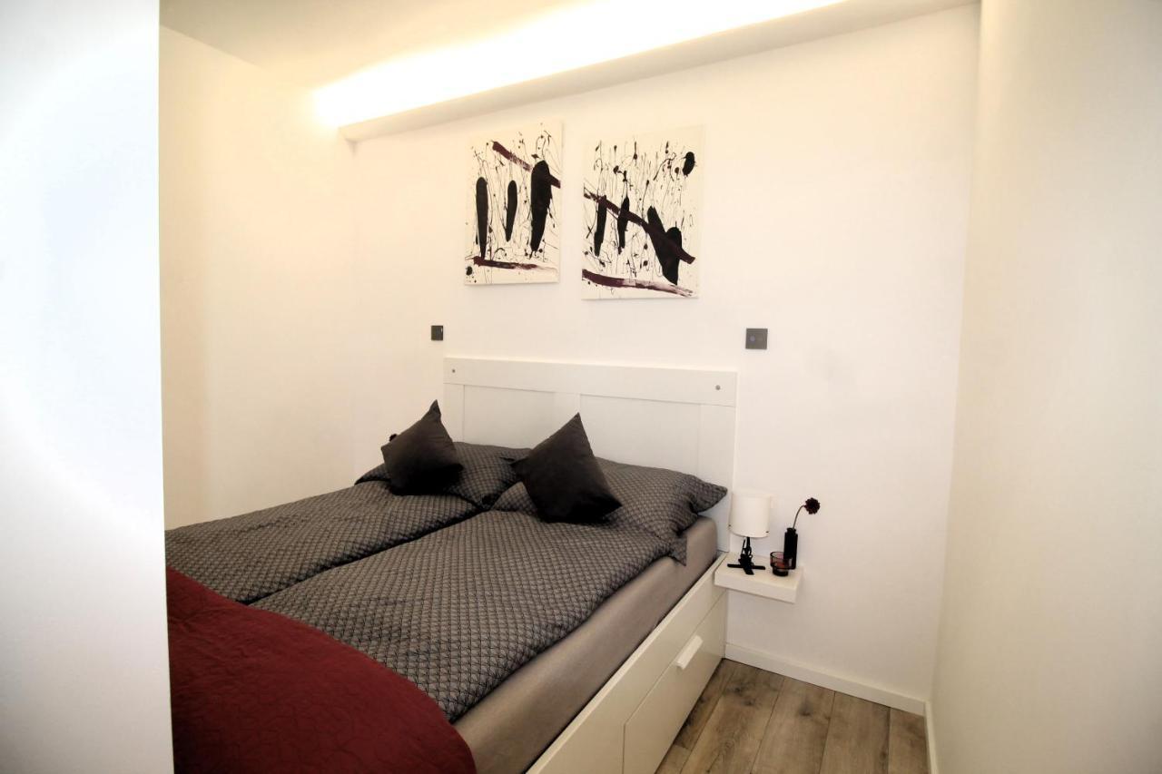 Modern Studio A Belvaros Koezepen Parkoloval- Kata Studioapartman Дьёр Экстерьер фото